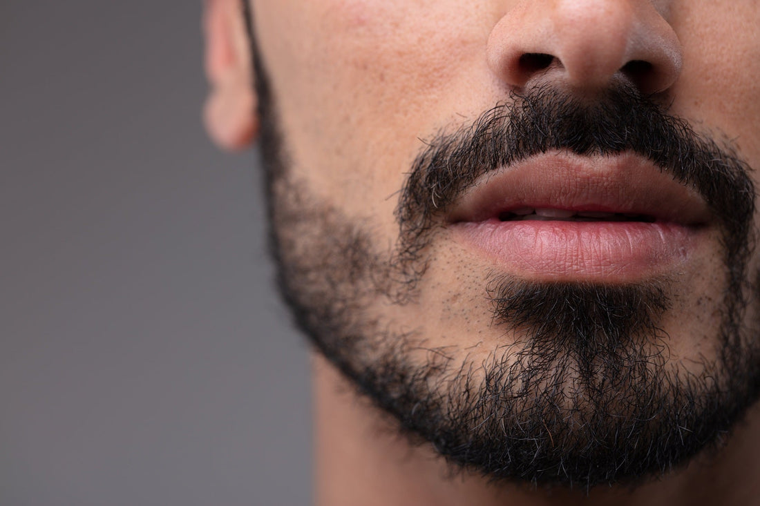 Comment combler les trous dans la barbe ? Les solutions CRYOM pour une barbe plus homogène.