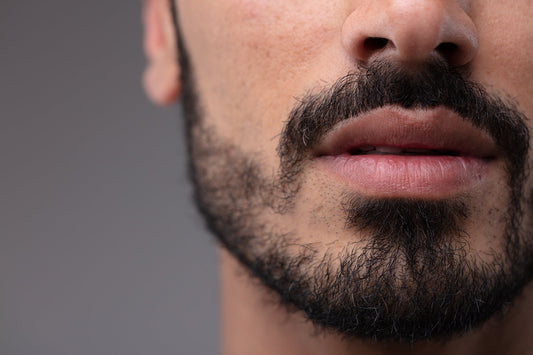 Comment combler les trous dans la barbe ? Les solutions CRYOM pour une barbe plus homogène.