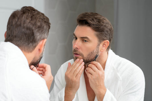 Barbe de 3 jours : quelle solution choisir pour la densifier, combler les trous ou masquer les poils blancs ?